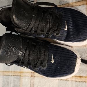 Nike LeBron Witness 6.  Shoes 4.5Y